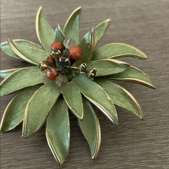 Vintage Green and Gold Floral Brooch - Picture 5 of 11